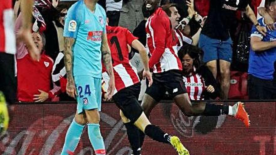 El atlético Giménez se lamenta tras el primer gol del Athletic.