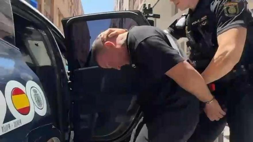 El zapatero que degolló a su expareja en el centro comercial de Murcia sale tras declarar ante la jueza