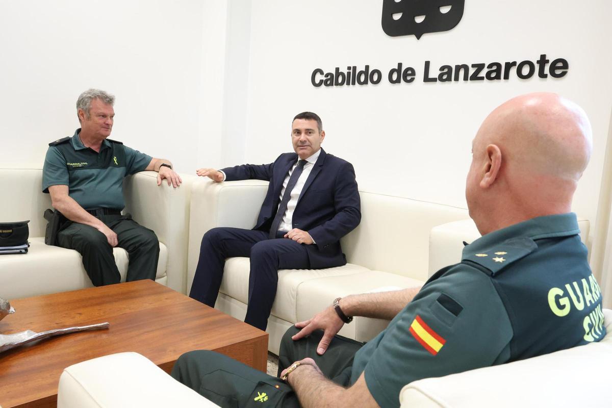 Oswaldo Betancort y el nuevo comandante de la Guardia Civil de Costa Teguise, Antonio José Teruewl Amberich (i).