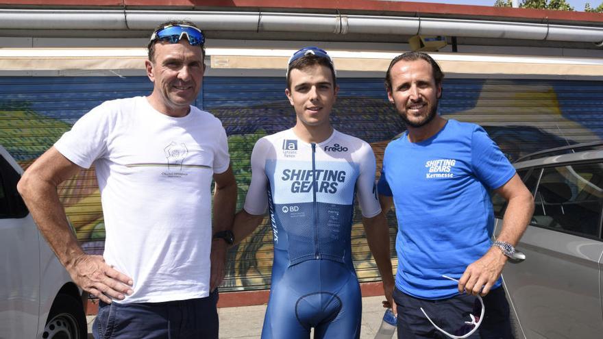 Johan, junto a su hijo Stefano y el director del equipo, Alexander Alonso.