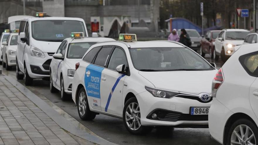 La zona de taxis del parc Central de Girona ahir al migdia