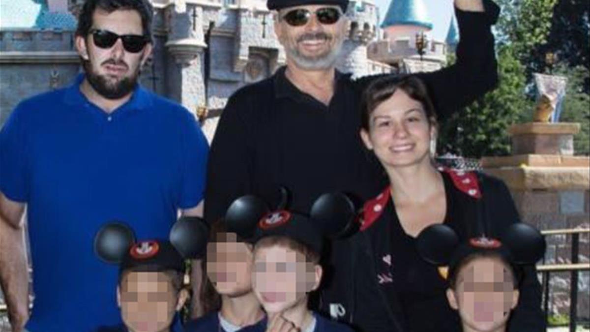 Miguel Bose y sus cuatro hijos en el Disneyland de Los Ángeles.
