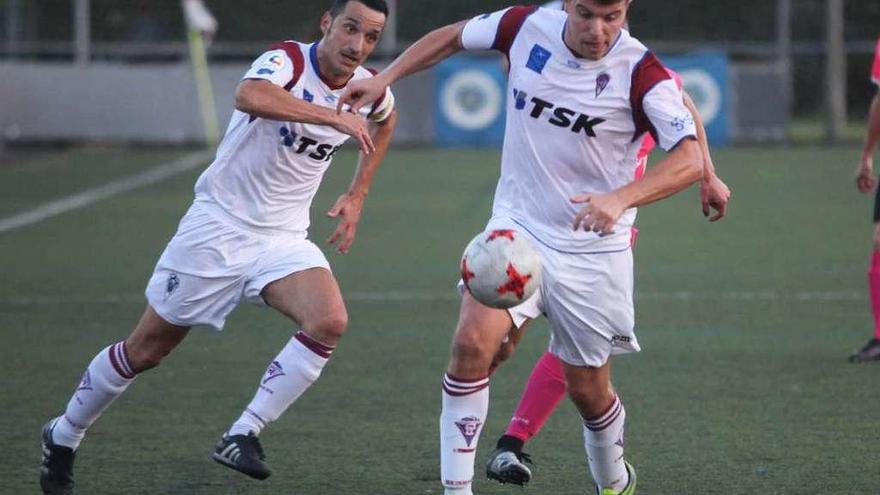 Los jugadores del Roces Zeus, con el balón, y Jimmy, durante el partido.