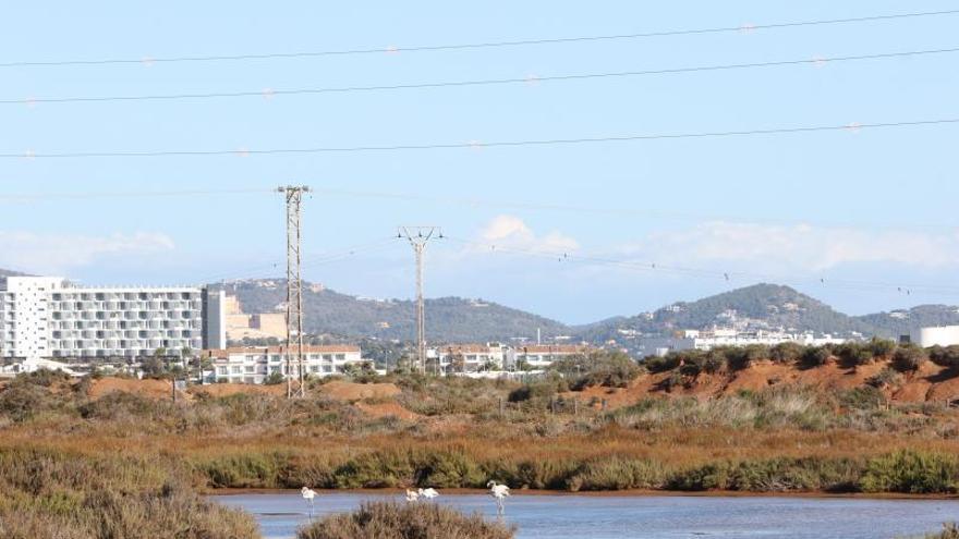 Sant Josep urge al Consell de Ibiza a crear senderos turísticos y a soterrar los tendidos aéreos de sa Sal Rossa