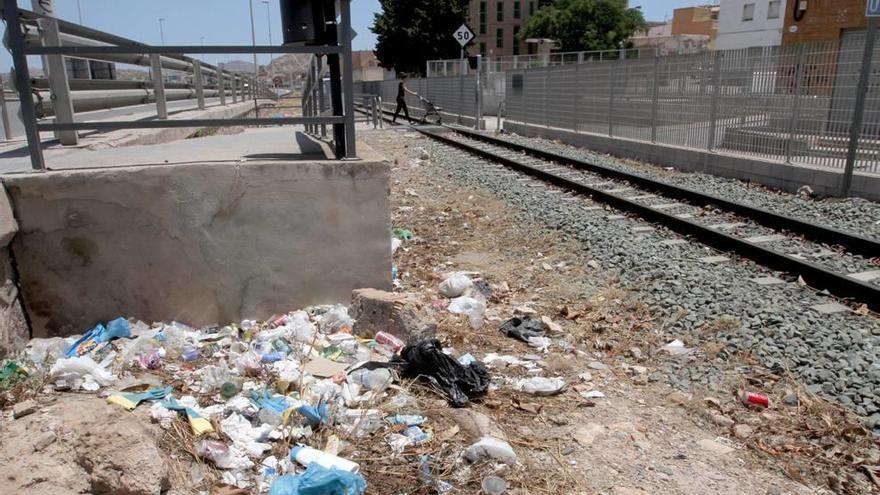 Ratas y basura en la vía de Feve a su paso por Los Mateos