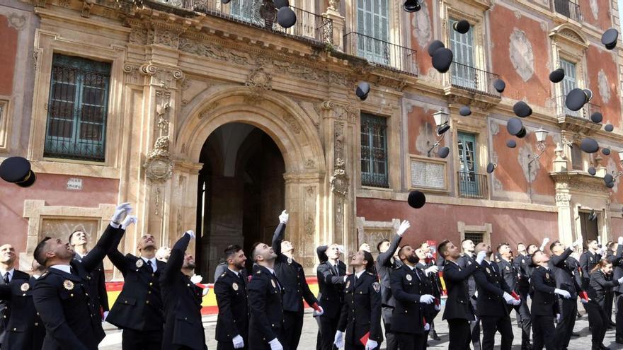 Los nuevos agentes de la Policía Local que han tomado posesión como funcionarios de carrera.