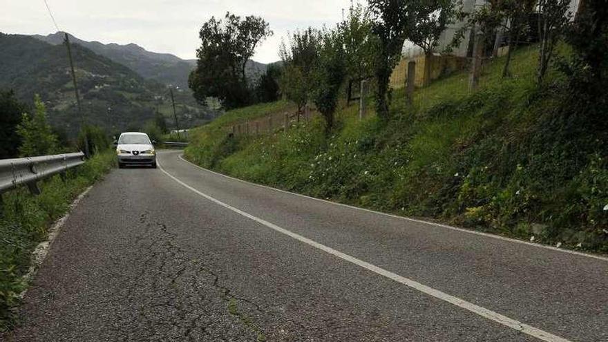 Estado actual del firme en la carretera de L&#039;Acebal.