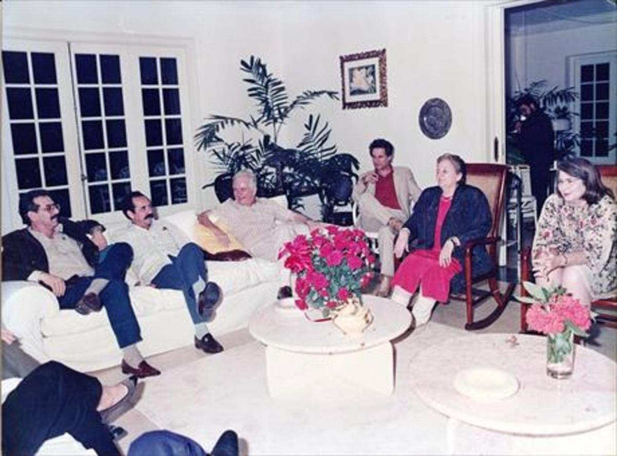 Carmen Balcells, al balancí, conversa amb, d’esquerra a dreta, Norberto Fuentes, Carlos Aldana, Armando Hart (ministre de Cultura), el cineasta brasiler Ruy Guerra i Vilma Espín (dona de Raúl Castro), a la casa de García Márquez a l’Havana.