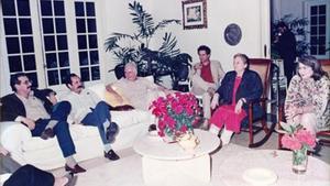 Carmen Balcells, al balancí, conversa amb, d’esquerra a dreta, Norberto Fuentes, Carlos Aldana, Armando Hart (ministre de Cultura), el cineasta brasiler Ruy Guerra i Vilma Espín (dona de Raúl Castro), a la casa de García Márquez a l’Havana.