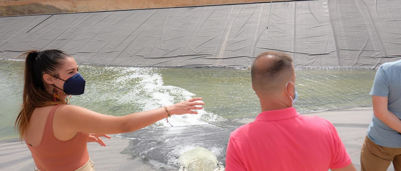 La consellera Mireia Mollà durante la llegada de agua del Júcar el verano pasado a La Romana