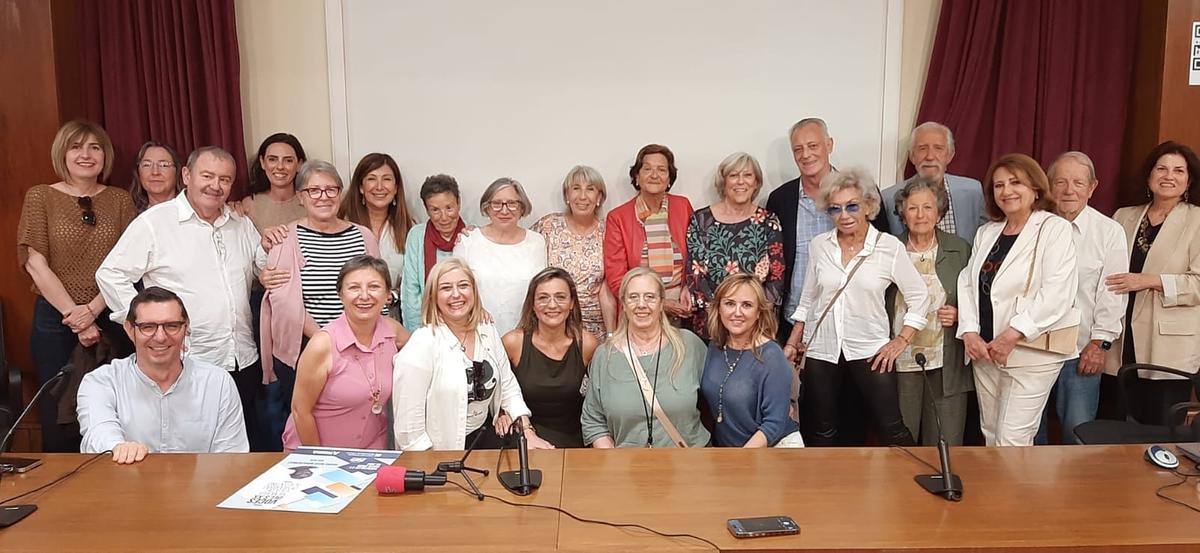 María Rosa Mirasierras, protagonista de la sesión de Voces del siglo XX, con algunos de los asistentes.