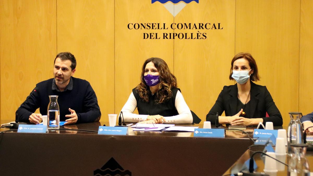 La consellera Laura Vilagrà durant la trobada al Ripollès