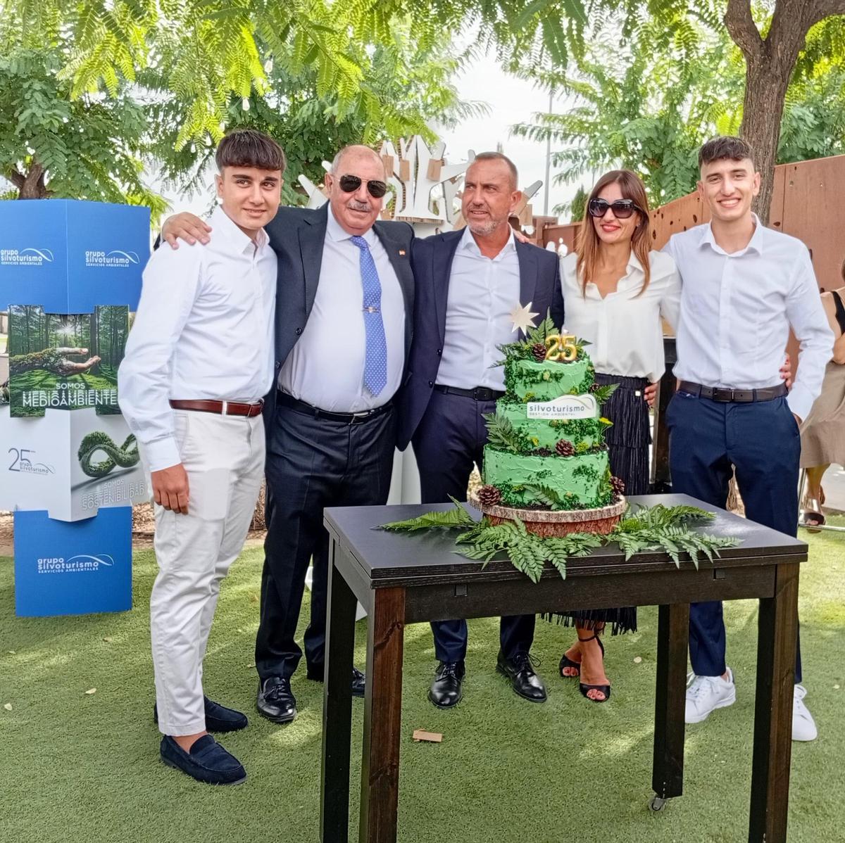 Tres generaciones, con Hugo y Enzo representando el futuro de la empresa, junto a la tarta conmemorativa con la que los trabajadores quisieron plasmar su agradecimiento.