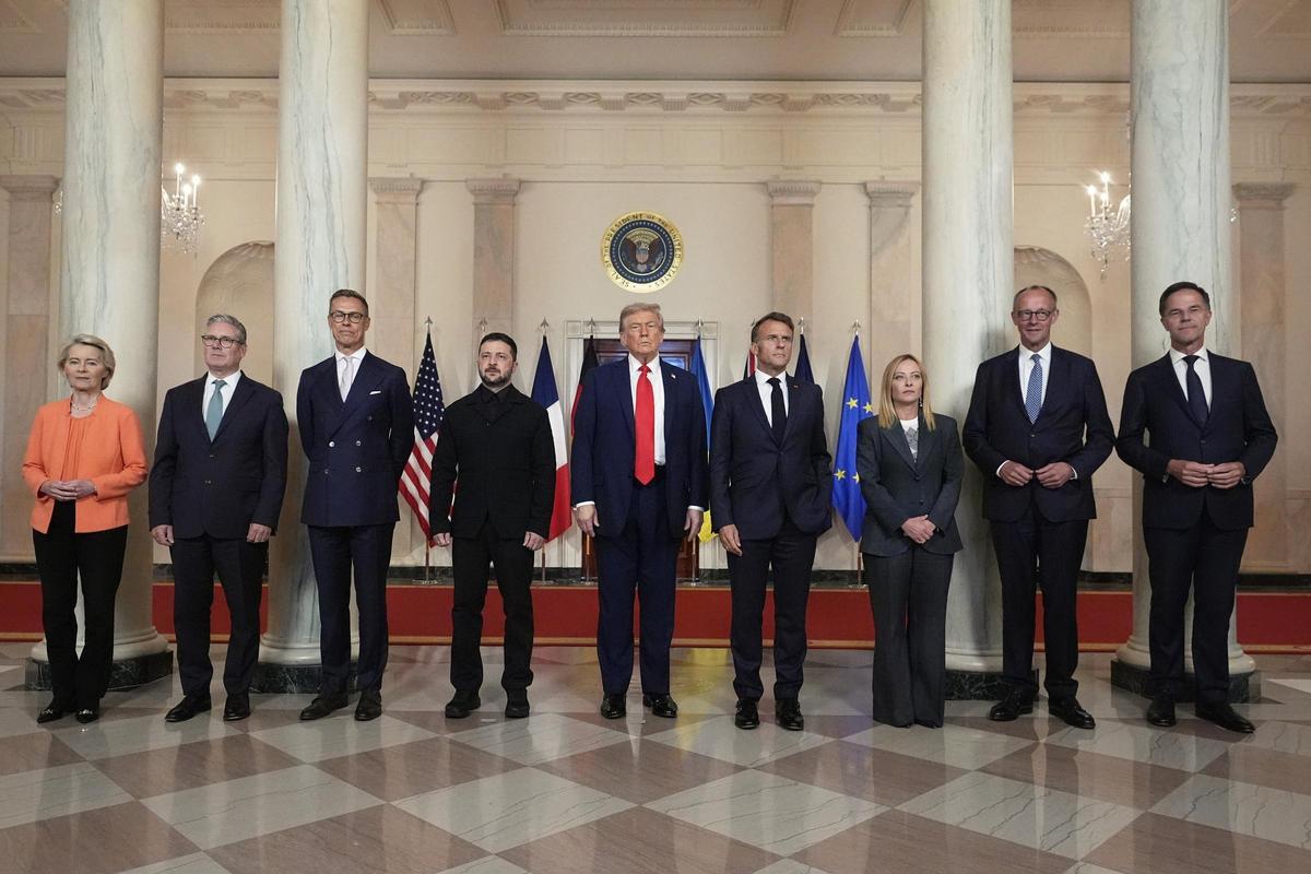 Foto de familia de los líderes europeos junto a Zelenski y Trump, el pasado lunes en la Casa Blanca.