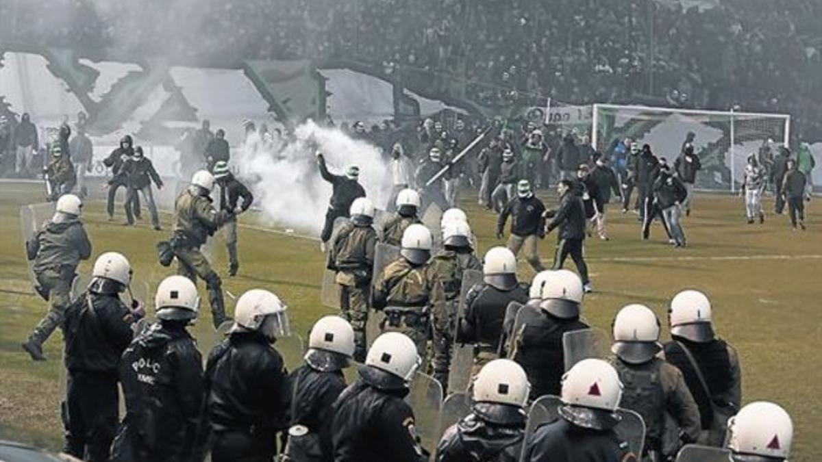 Aficionados del Panathinaikos se enfrentan a la policía en el derbi frente al Olympiakos del pasado fin de semana.