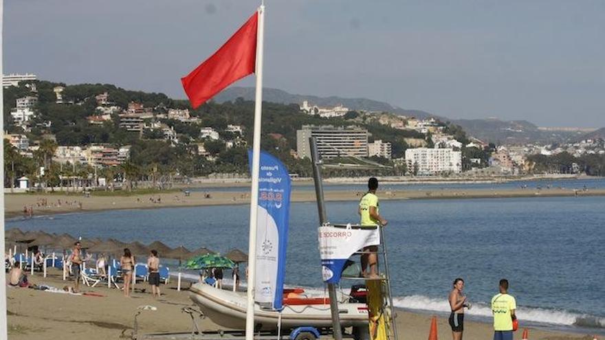 La playa de La Malagueta con una bandera roja