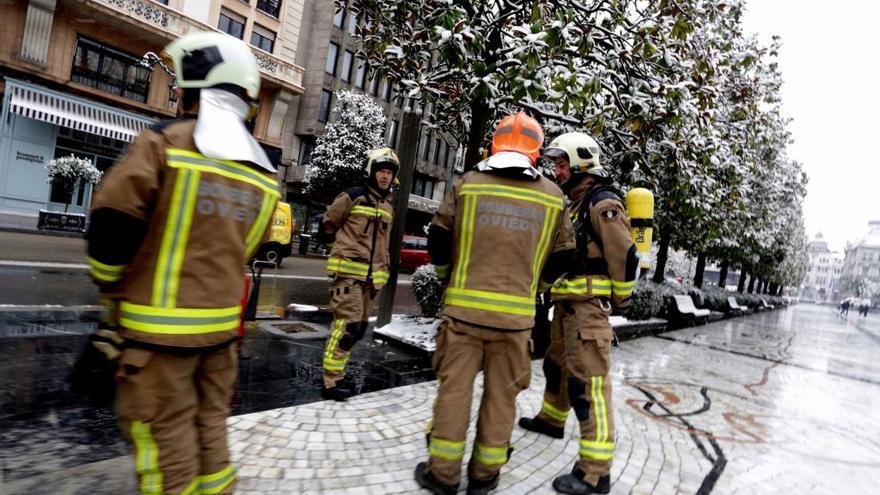 Los bomberos trasladan a un enfermo al no poder llegar la ambulancia a La Bolgachina