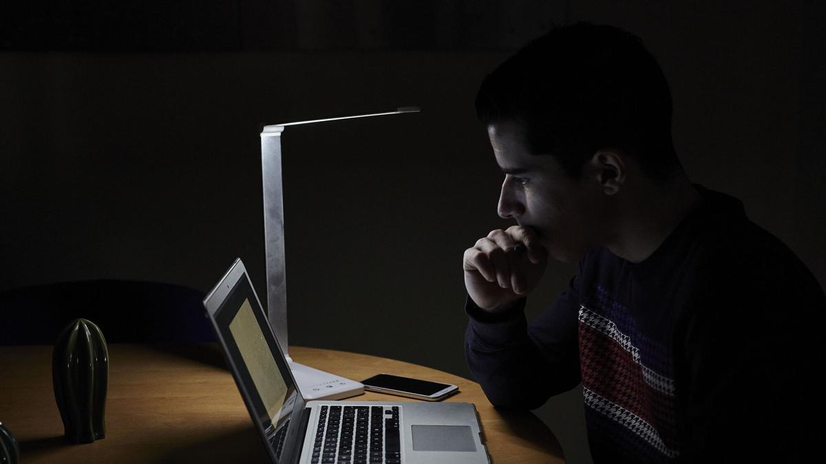 12/01/2021 Un estudiante utiliza el ordenador para realizar tareas en casa, en Madrid