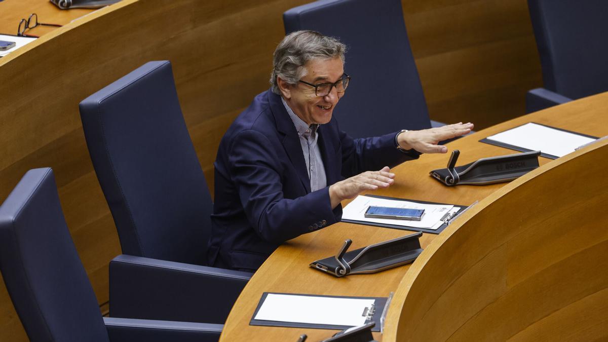 El conseller de Hacienda, José Antonio Rovira, durante un pleno de las Corts en el que se han aprobado los presupuestos de 2026.