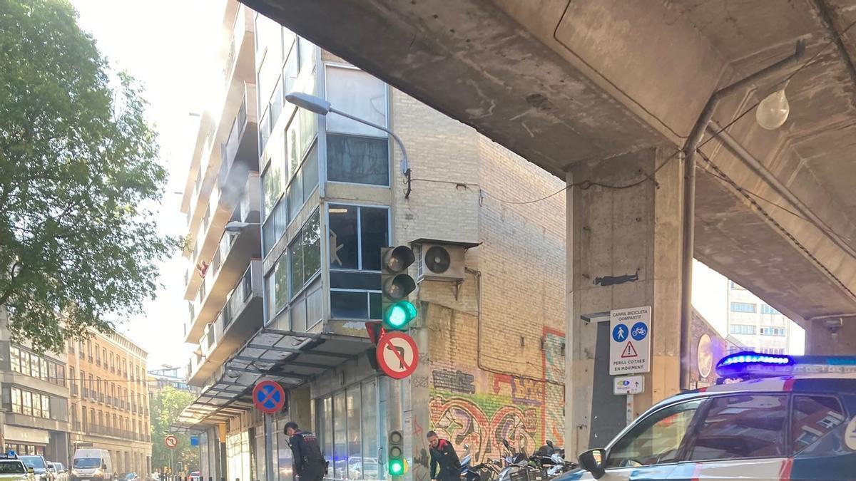 Les imatges de l'incendi en un edifici ocupat de la ronda Ferran Puig de Girona