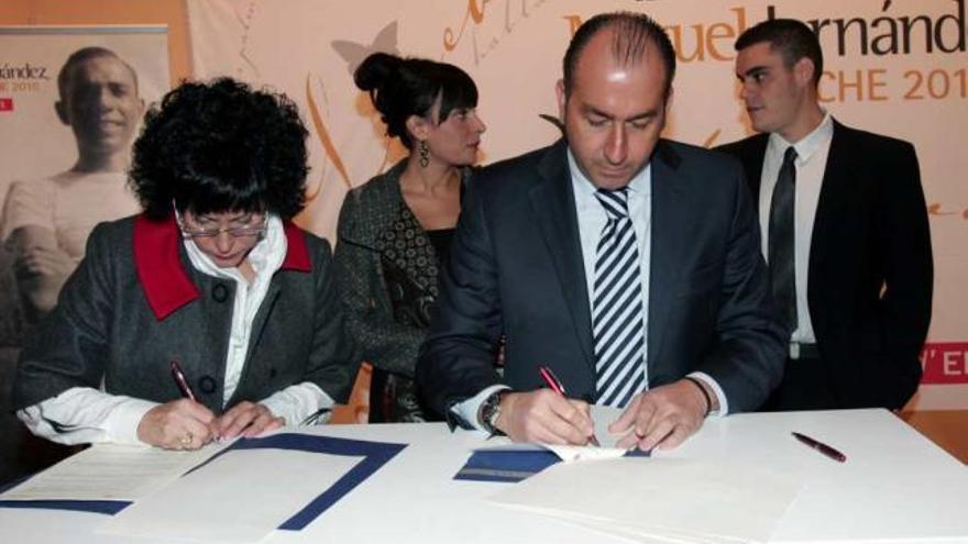 La nuera del poeta, Lucía Izquierdo, y el hoy alcalde en funciones, Alejandro Soler, firman el convenio.