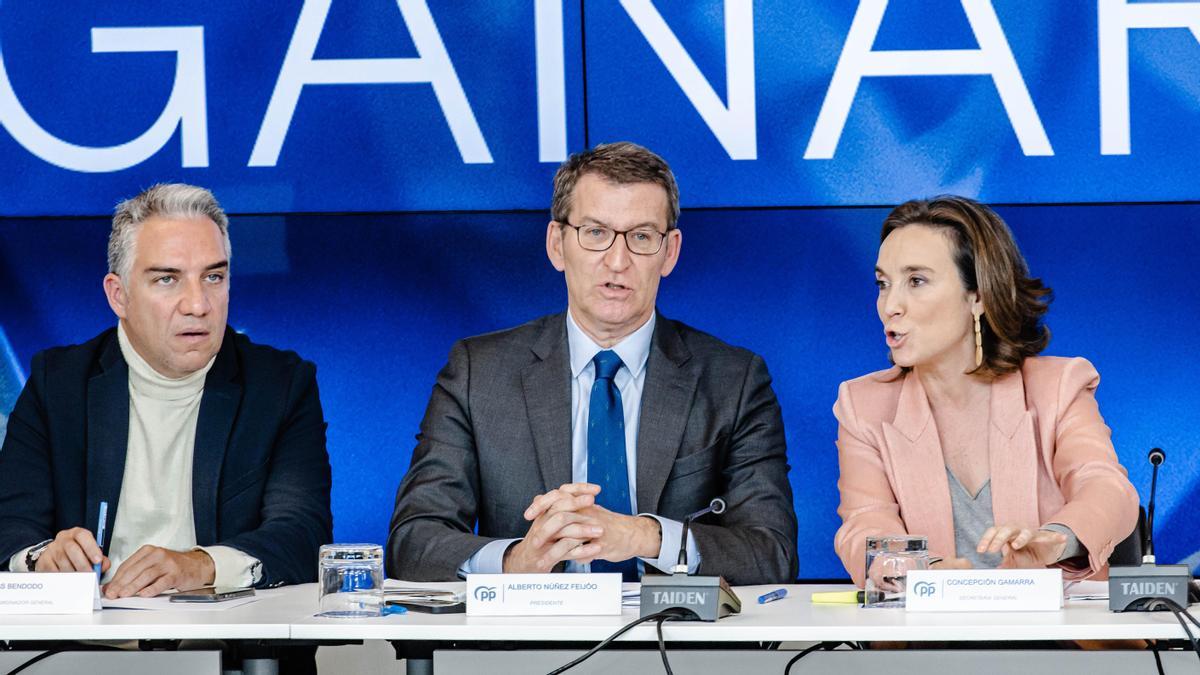 Elías Bendodo, Alberto Núñez Feijóo y Cuca Gamarra, antes de un Comité Ejecutivo Nacional del PP.