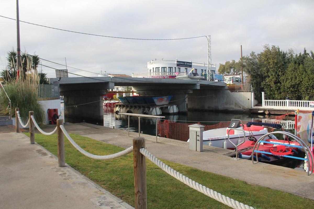 Les obres d'enlairament del pont vistes des de peu de canal