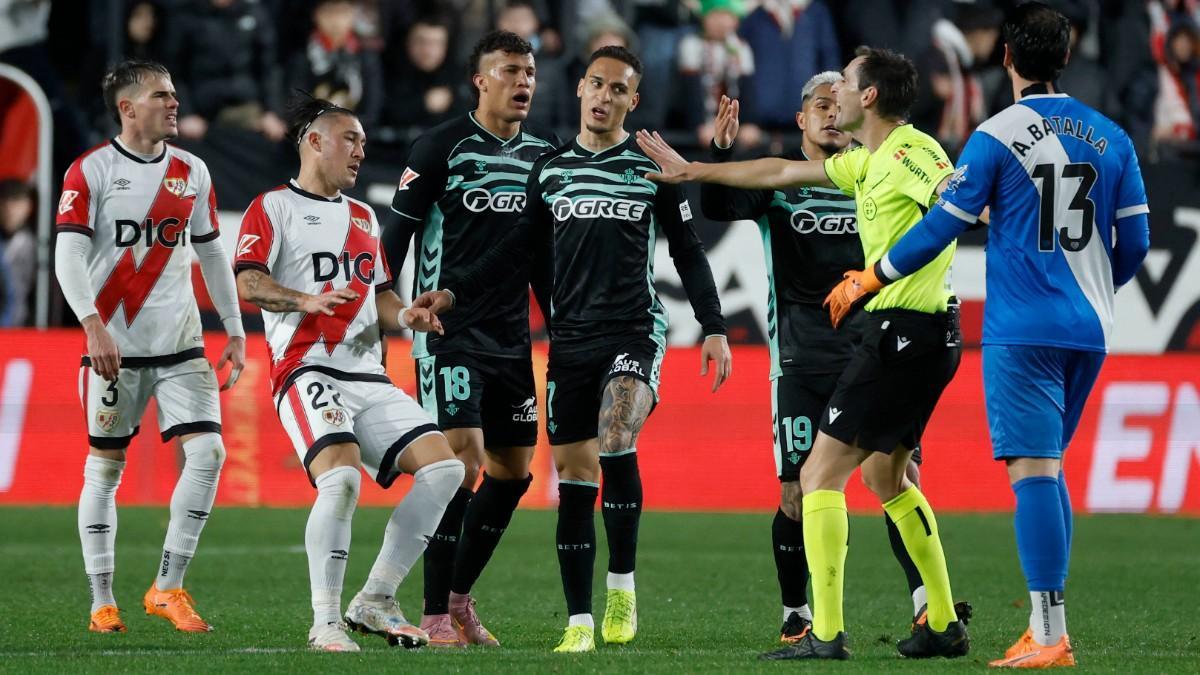 Batalla tiró de marrullería y a los futbolistas del Betis no les sentó nada bien