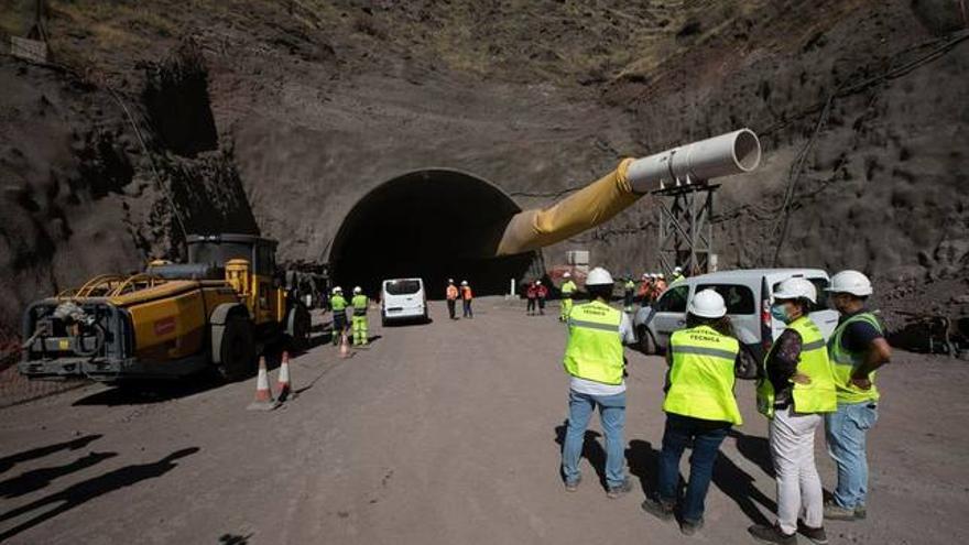 Reanudan los trabajos de proyección de hormigón de sostenimiento en el interior de los túneles de La Aldea