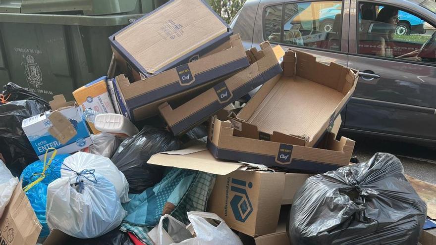Un árbol de Navidad «germina» entre los restos de la huelga de la limpieza en Vigo