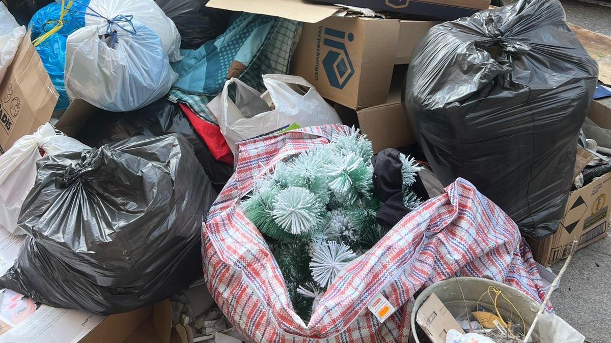 Un árbol de Navidad «germina» entre los restos de la huelga de la limpieza en Vigo