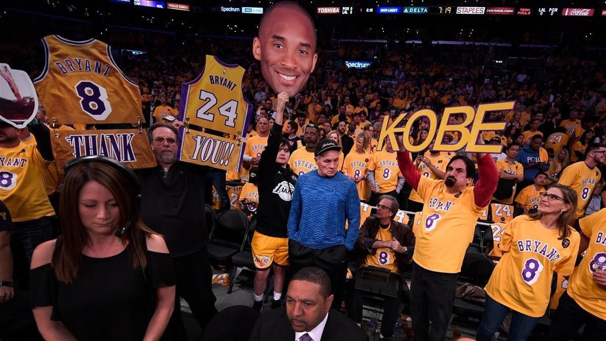 Ambiente conmovedor en el Staples Center en honor de Kobe.