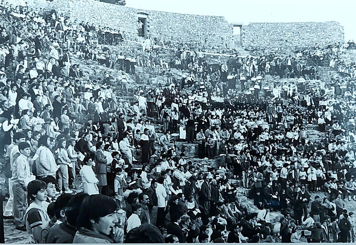 Un acto público antes de la intervención.
