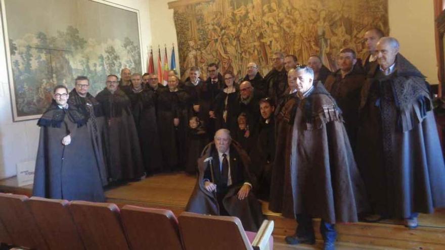 Miembros de la Asociación de la Capa Alistana durante la recepción en el Ayuntamiento.