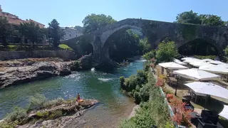 Chapuzones en un marco incomparable: bajo el puente "romano" de Cangas de Onís
