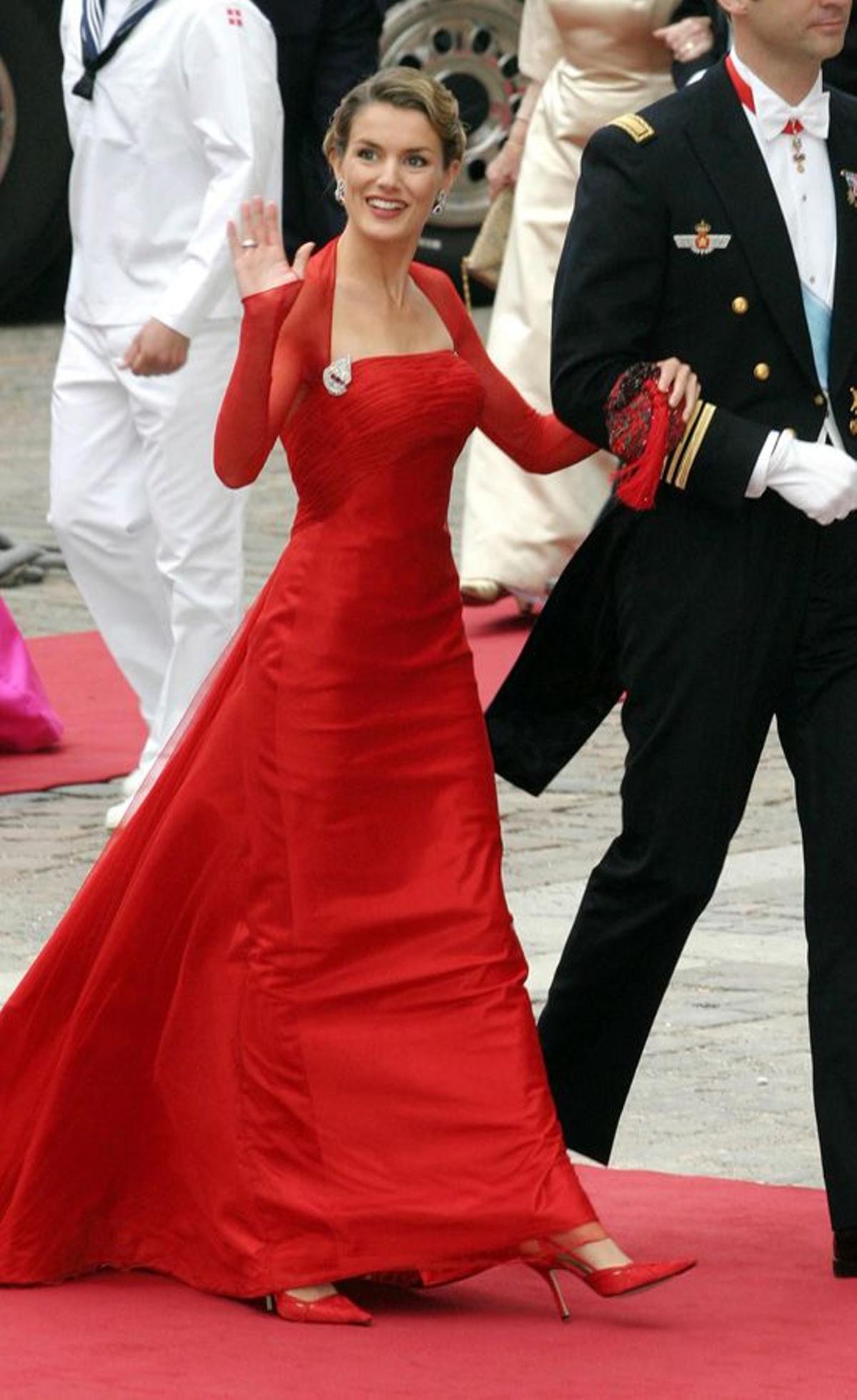 Letizia Ortiz con un vestido largo en rojo