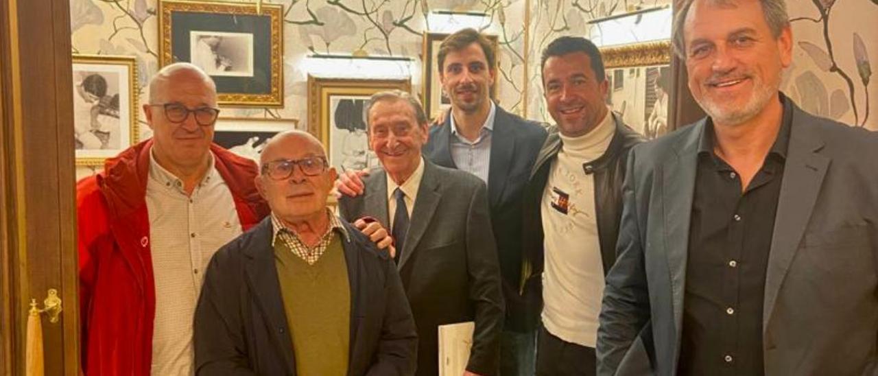 Los pilotaris Rovellet, Puchol II y Dani Rivera junto al empresario José Luis López y unos amigos.