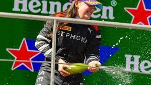 Natalia Granada en el podio de la carrera al sprint en Shangái