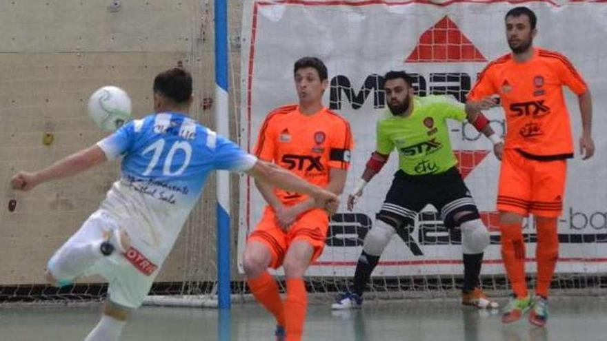 Una jugada del entretenido partido de ayer en La Rosaleda.