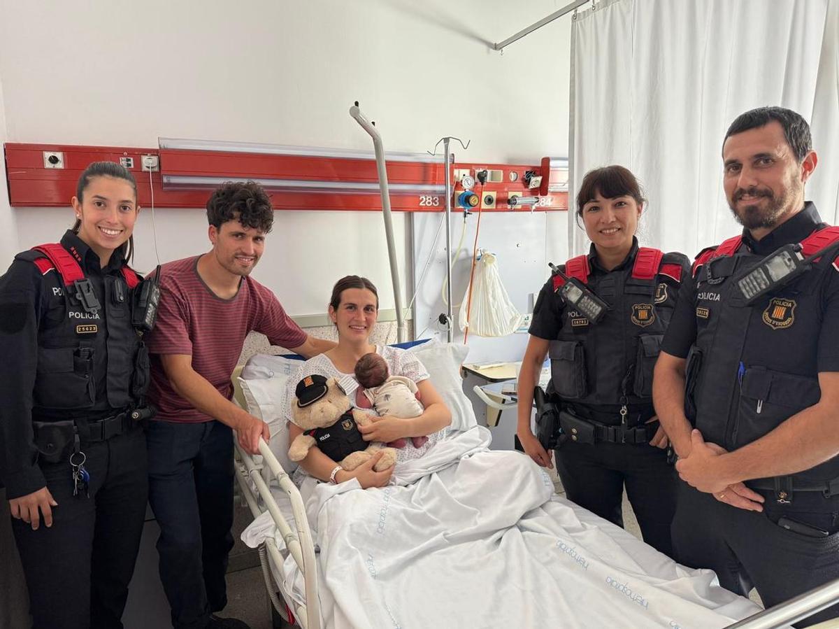 Els mossos que van assistir un part a la C-16 visiten el nadó a l’hospital