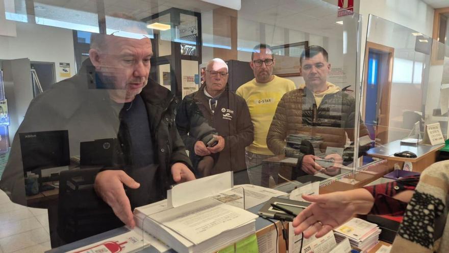 Reparto de composteros, ayer, en Moaña. |  G.N.