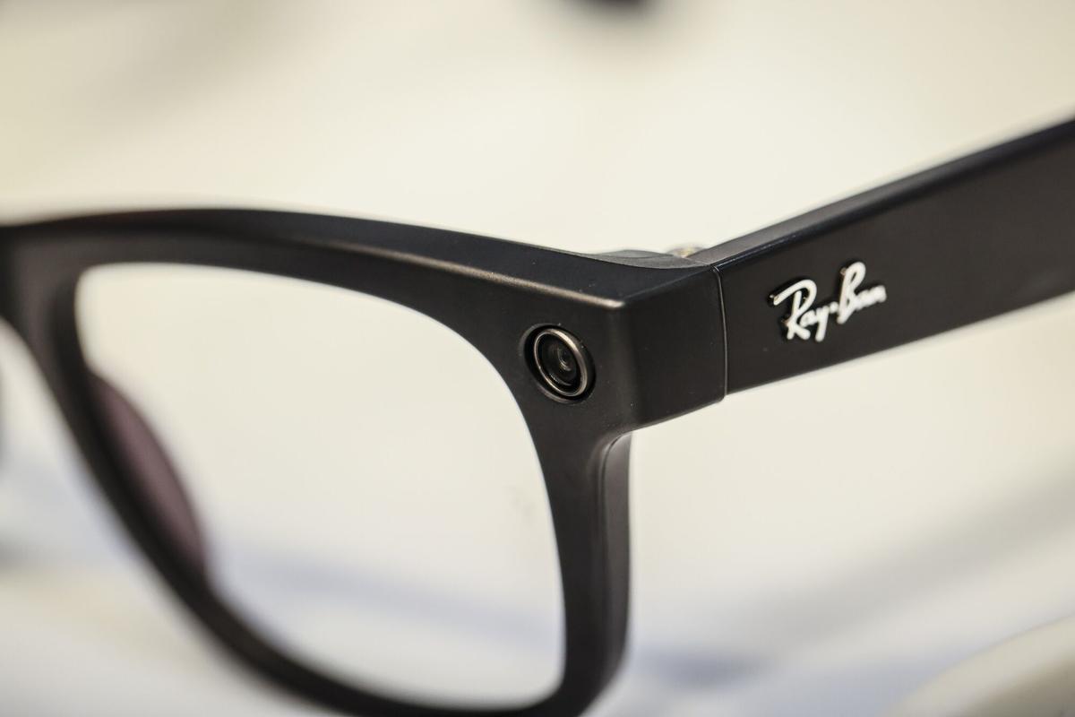 Las gafas inteligentes Ray-Ban Meta Wayfarer AI expuestas en la primera jornada del MWC 2026.