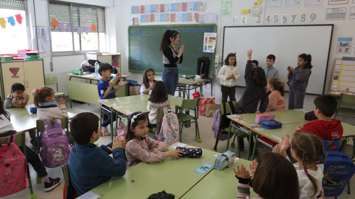 Los niños del colegio Fozaneldi durante el taller sobre igualdad.