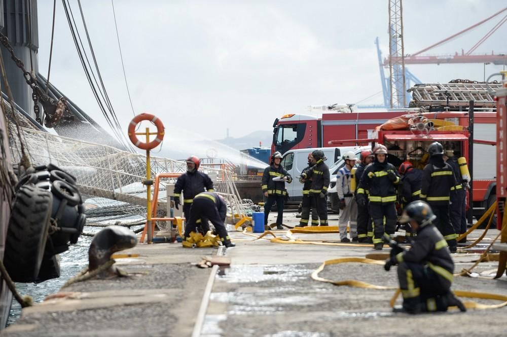 Simulacro de incendio en un buque en el Puerto de La Luz