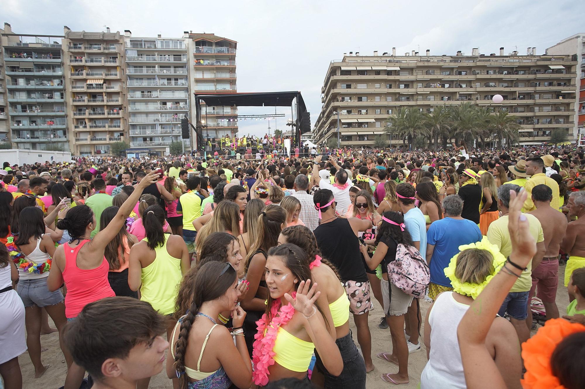 Milers de persones revolucionen Sant Antoni amb la Diverbeach