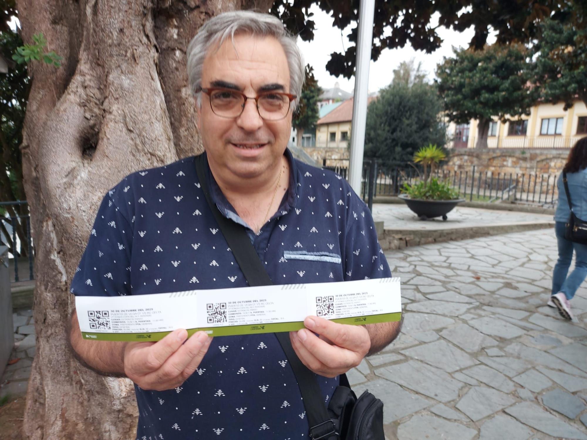 En imágenes: Colas en Puerto de Vega para conseguir una entrada para el partido de la Copa del Rey