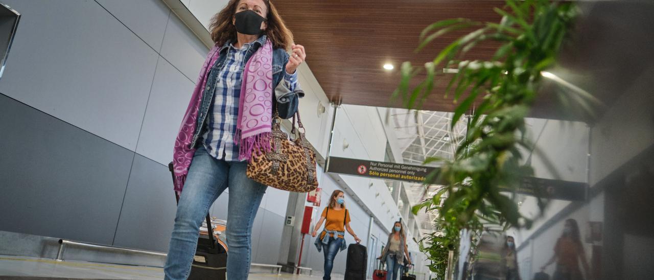 Llegada de turistas al aeropuerto Tenerife Sur.