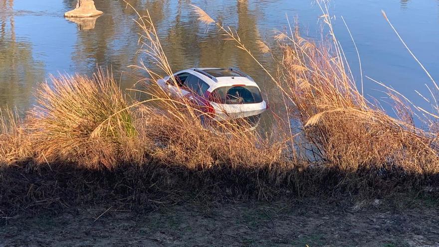 El turismo Peugeot 308 sumergido en el río Guadiana a su paso por Badajoz.