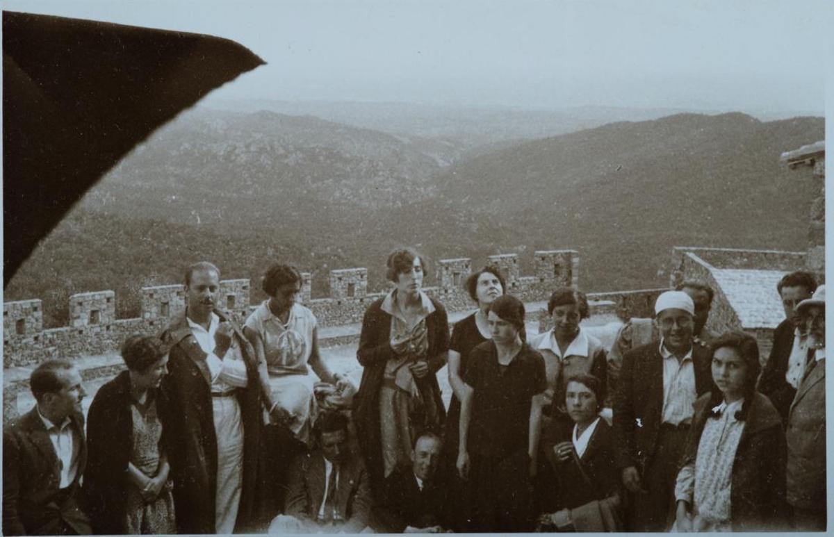 Grup de joves visiten el castell de Requesens, any 1927