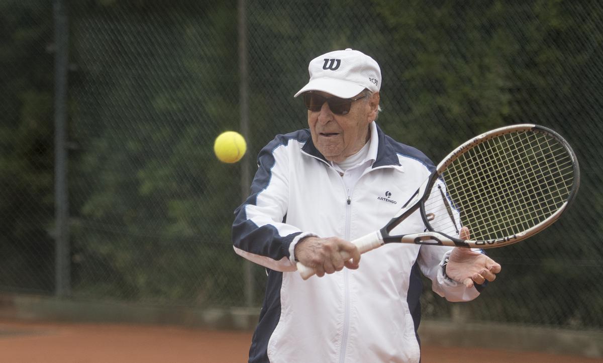 Antonio se prepara para devolver la pelota con un golpe de revés